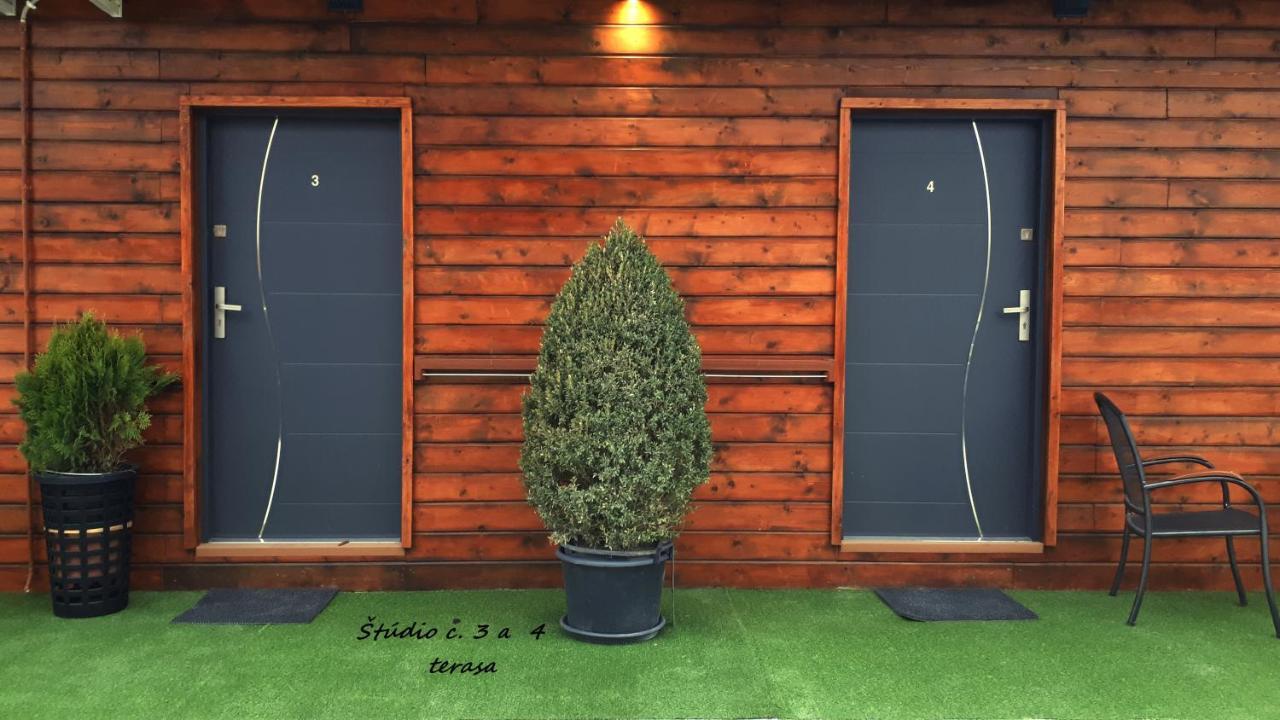 Penzion Florens, Nesvady エクステリア 写真